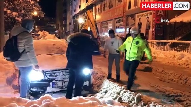 Bayburt'ta Kara Saplanan Mercedes'e Esnaf ve Vatandaş Yardım Etti