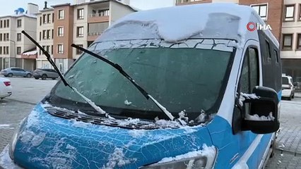 Hava buz kesti: Araçlar dondu, buz sarkıtları yarım metreyi buldu