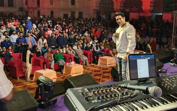VIDEO: बॉलीवुड सिंगर अमित मिश्रा के सांग्स का चला जादू... झूम उठे शहरवासी
