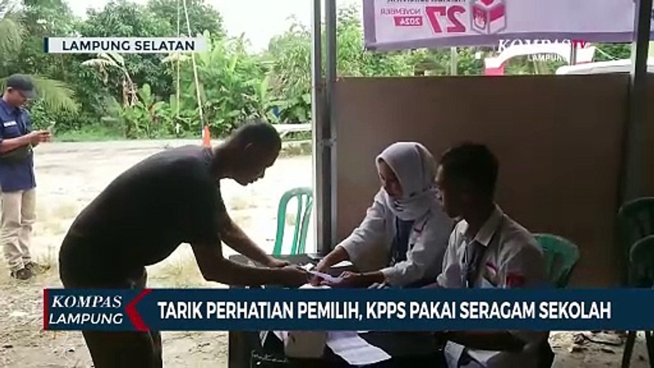 Unik, KPPS Pakai Seragam Sekolah untuk Tarik Perhatian Pemilih