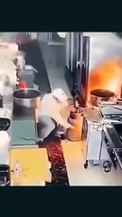 Il éteint un feu de cuisine au restaurant comme un boss