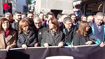 Dört Ayaklı Minare önünde Tahir Elçi anısına  Ahmet Kaya'nın 'Diyarbakır Türküsü' çalıyor