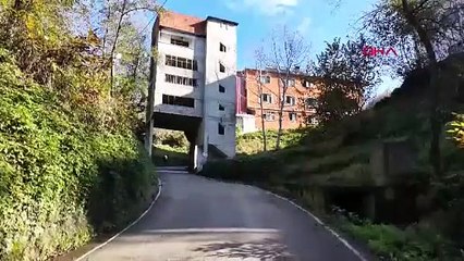 Karadeniz insanına imkansız de otur izle: Bu binanın içinden yol geçiyor!