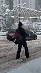 "버스보다 빠르다"…폭설에 스키 타고 출근한 'K-직장인' 정체