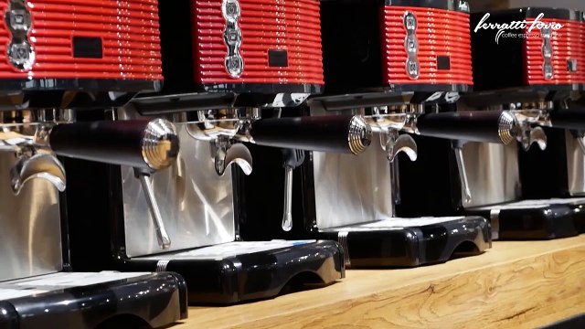 MEMBUAT ESPRESSO LATTE ART MENGGUNAKAN MESIN KOPI FERRATTI FERRO FCM-3601 YANG TERBAIK DIKELASNYA.