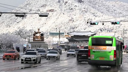 العاصمة الكورية الجنوبية تكتسي رداء أبيض بعد تساقط قياسي للثلوج