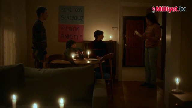 Bergüzar Korel hem söyledi hem ağlattı!