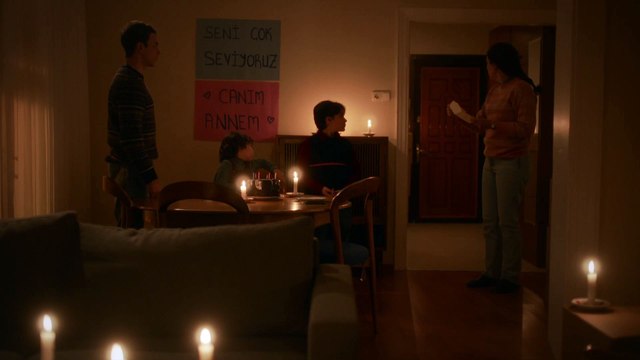 Bergüzar Korel Annem Ankara'da hem söyledi hem ağlattı