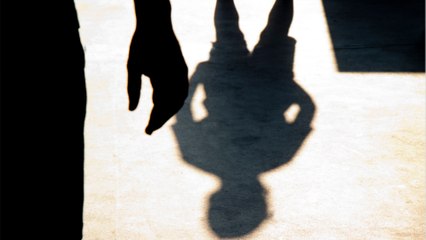 Grausame Isolation: Mutter versteckt Tochter im Bettkasten