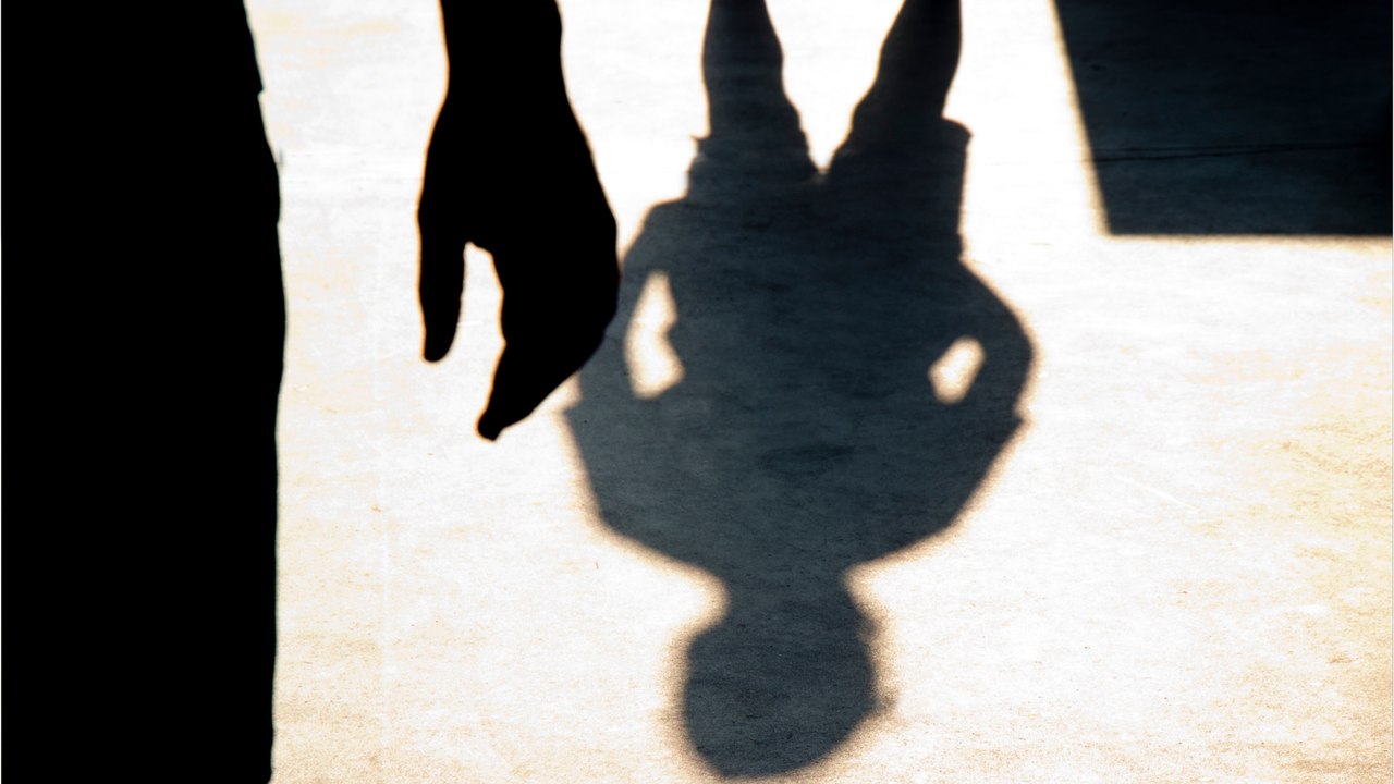 Grausame Isolation: Mutter versteckt Tochter im Bettkasten