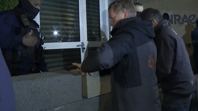 Des agriculteurs en colère murent l'entrée de l'Inrae à Paris