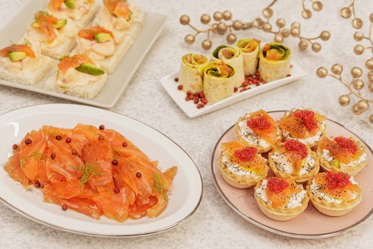 Cómo hacer salmón marinado casero y 3 ideas fáciles de canapés navideños