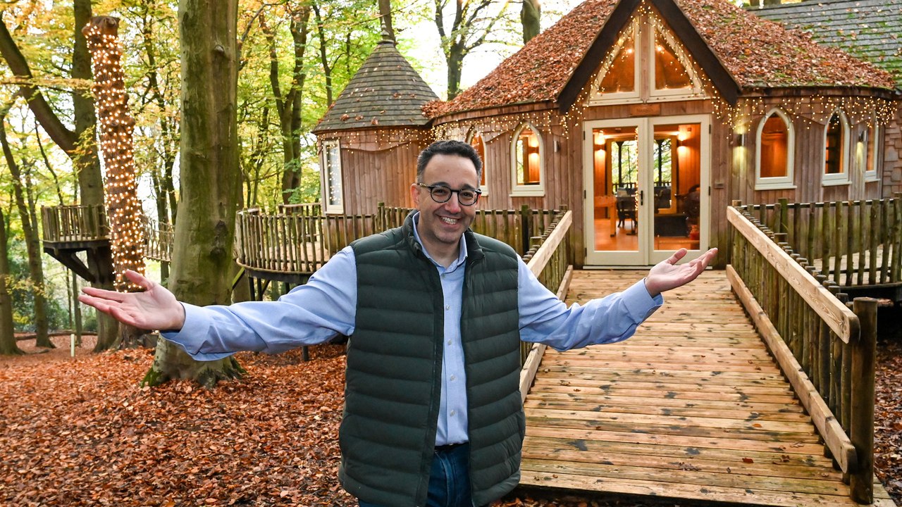 Mann erschafft ultimatives fantasie-baumhaus im narnia-stil