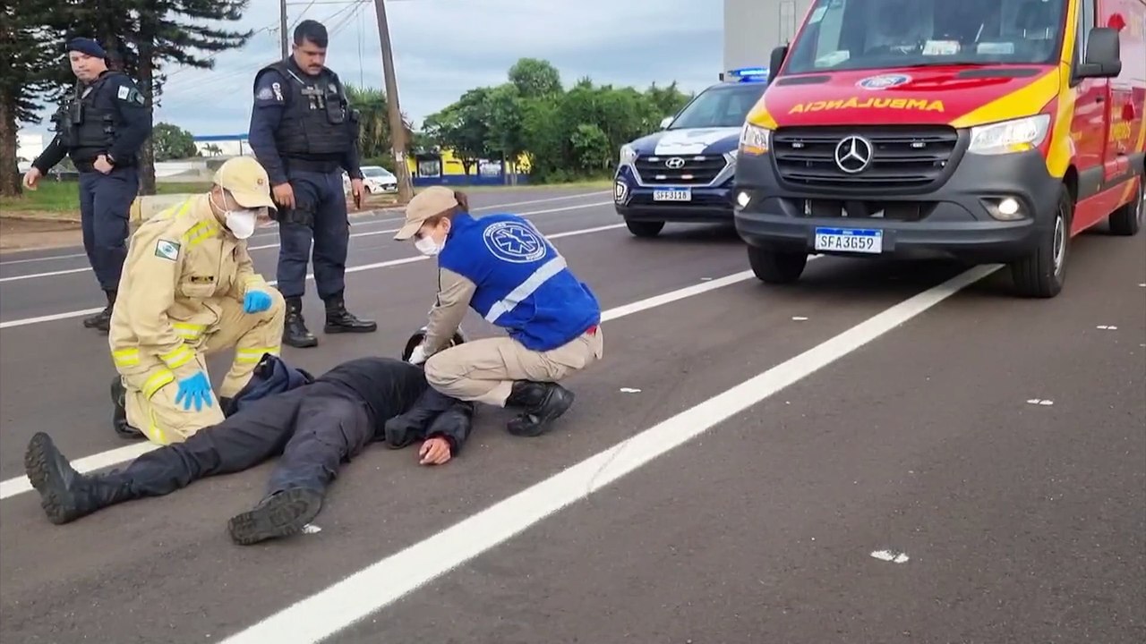 Motociclista fica ferido após colisão com Saveiro na Avenida Carlos Gomes
