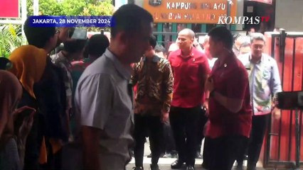 Gibran Tinjau Banjir di Kebon Pala, Bagikan Susu dan Alat Tulis ke Warga