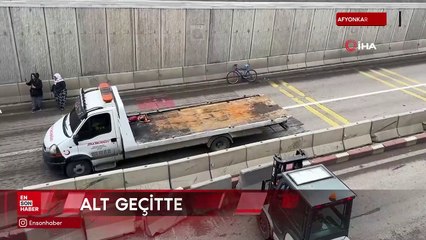 Afyonkarahisar'da kamyon kontrolden çıkarak karşı şeride devrildi