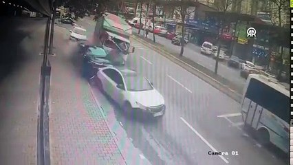 Esenyurt'ta bir kamyon 3 otomobili biçti