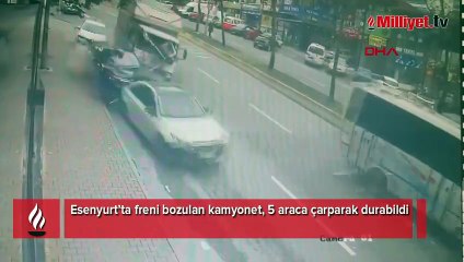 Esenyurt’ta kamyonet 5 araca çarparak durabildi