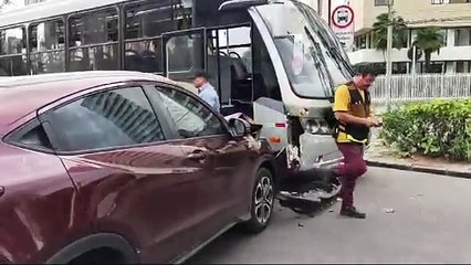 Batida entre ônibus e carro causa dificuldades no trânsito da Alameda Prudente de Moraes