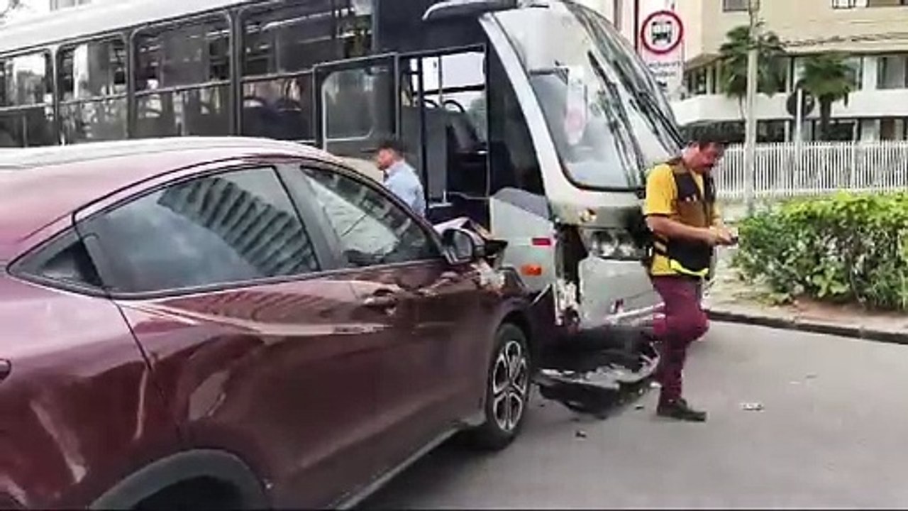 Batida entre ônibus e carro causa dificuldades no trânsito da Alameda Prudente de Moraes