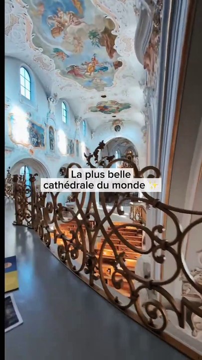 La Cathédrale Maria Stein en Suisse est un superbe lieu baroque. ⛪   L’intérieur est décoré avec des fresques dorées qui créent une ambiance calme. 🌿   Autour, il y a un joli jardin où tu peux te poser. 🌸  📍 Maria Stein, Suisse  🎁 Tous nos bons plans