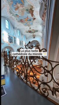 La Cathédrale Maria Stein en Suisse est un superbe lieu baroque. ⛪ L’intérieur est décoré avec des fresques dorées qui créent une ambiance calme. 🌿 Autour, il y a un joli jardin où tu peux te poser. 🌸 📍 Maria Stein, Suisse 🎁 Tous nos bons plans