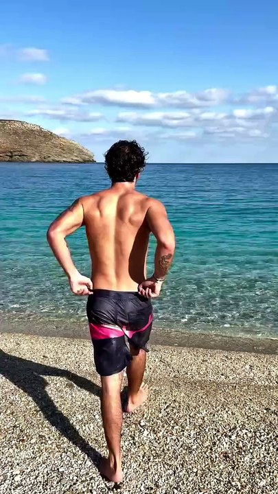 Άγγελος Λάτσιος: Μοναδικό βίντεο με τις χειμερινές βουτιές του στην Άνδρο