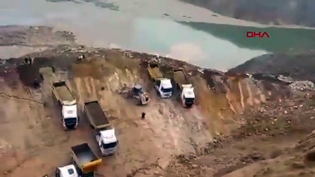 Hafriyat döküm sahasında toprak kaydı, kamyon şoförleri büyük tehlike atlattı