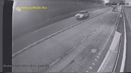 Viatura da polícia bate em BRT em Jacarepaguá