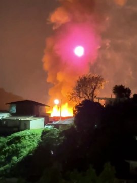 Casa usada como depósito de fogos de artifício é destruída por incêndio