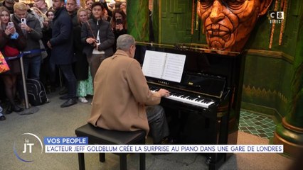 Vos people : L'acteur Jeff Goldblum crée la surprise au piano dans une gare de Londres