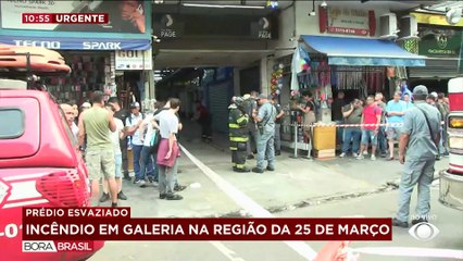 Incêndio atinge galeria na região da 25 de Março em SP