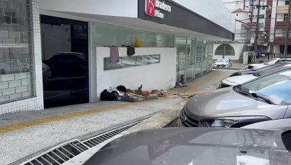 Banco na Graça vira abrigo para moradores em situação de rua e cães em Salvador