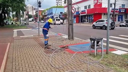Trabalho da Copel na Avenida Brasil deixa trânsito parcialmente obstruído e semáforos inoperantes