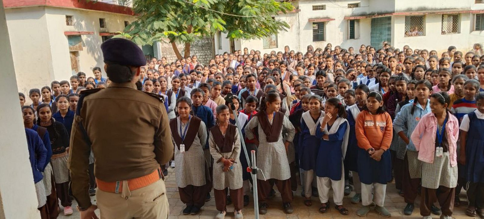 छात्राओं-महिलाओं को अधिकारों-कर्तव्यों के प्रति किया गया जागरूक