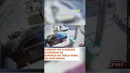Carro em marcha à ré bate e sobe em outro veículo estacionado no Paraná #shorts