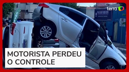 Carro em marcha à ré bate e sobe em outro veículo estacionado no Paraná