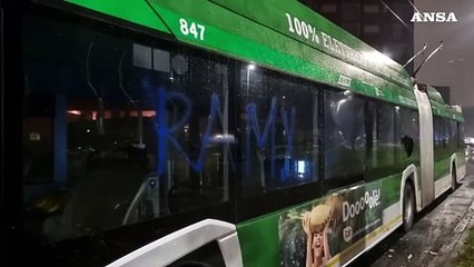 Milano, vandalismi e cariche nella notte al quartiere Corvetto