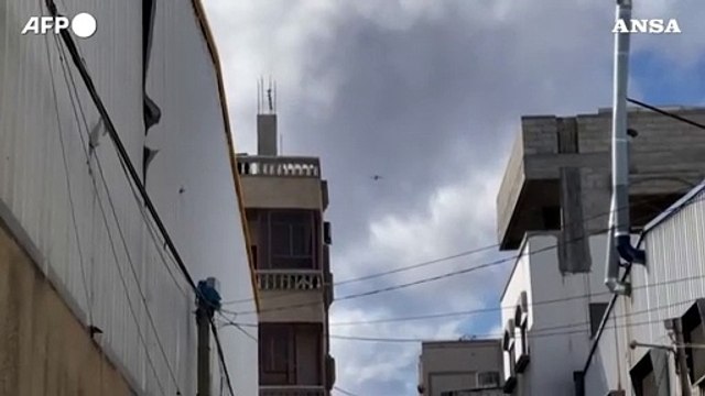 Gaza, aerei lanciano aiuti umanitari con il paracadute