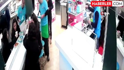 Taksim'de Turistin Hesap Ödememek İçin Yemeğine Saç Koyma İfadesi