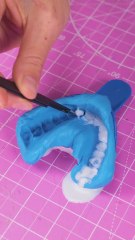 No this! She used her teeth 🦷 to make a phone case! 📱