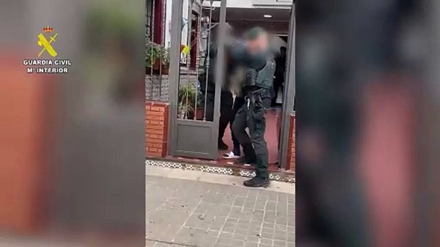 La Guardia Civil detiene a tres presuntos yihadistas en Ceuta y Sevilla, uno de ellos con manuales para explosivos
