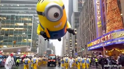 A New York la parata di Macy's per Thanksgiving sotto la pioggia