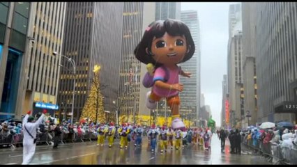 A New York la parata di Macy's per Thanksgiving sotto la pioggia