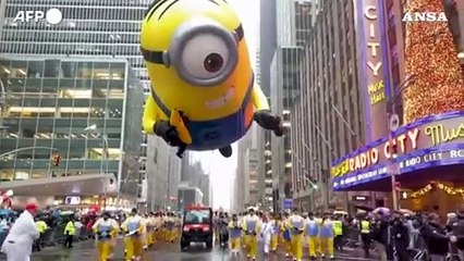Thanksgiving, la parata di New York sfila sotto la pioggia