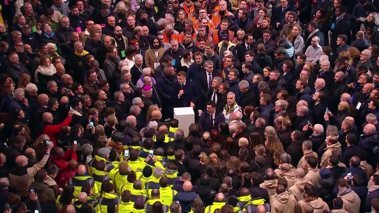 Emmanuel Macron à Notre Dame :  "Vous avez rebâti Notre-Dame en cinq ans. La France vous en est infiniment reconnaissante".