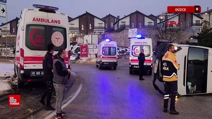 Düzce'de buzlanan yolda işçi servis minibüsü devrildi
