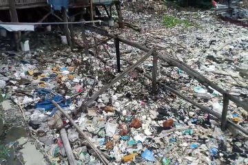 Sampah Menumpuk di Sekitar Pelabuhan Desa Dadap