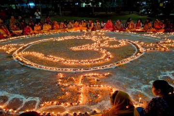 आस्था के दीयों से जगमग हुआ अभिमन्यु पार्क, साधकों ने अर्पित की श्रद्धा की आहुतियां