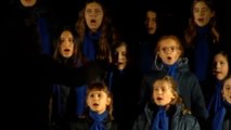 Un coro de jóvenes y niños versionan el himno de Valencia en el acto de encendido de las luces de Madrid
